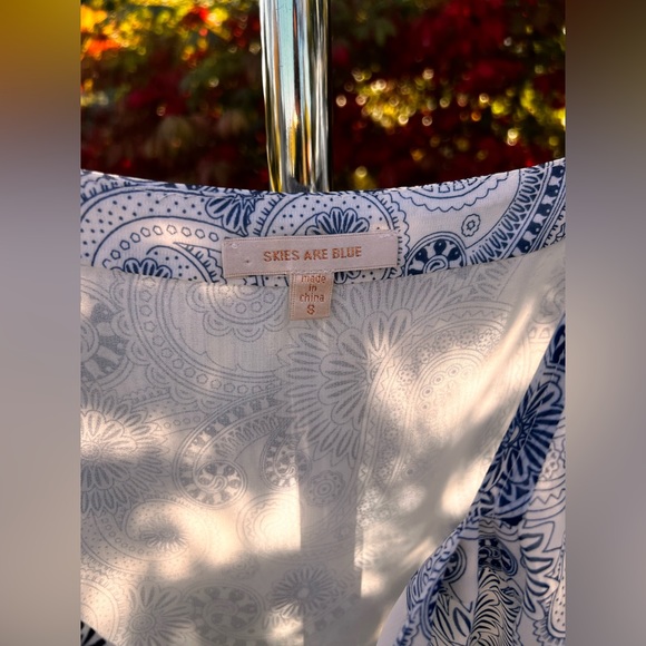 Skies are Blue Printed Women’s top NEW - Picture 2 of 3
